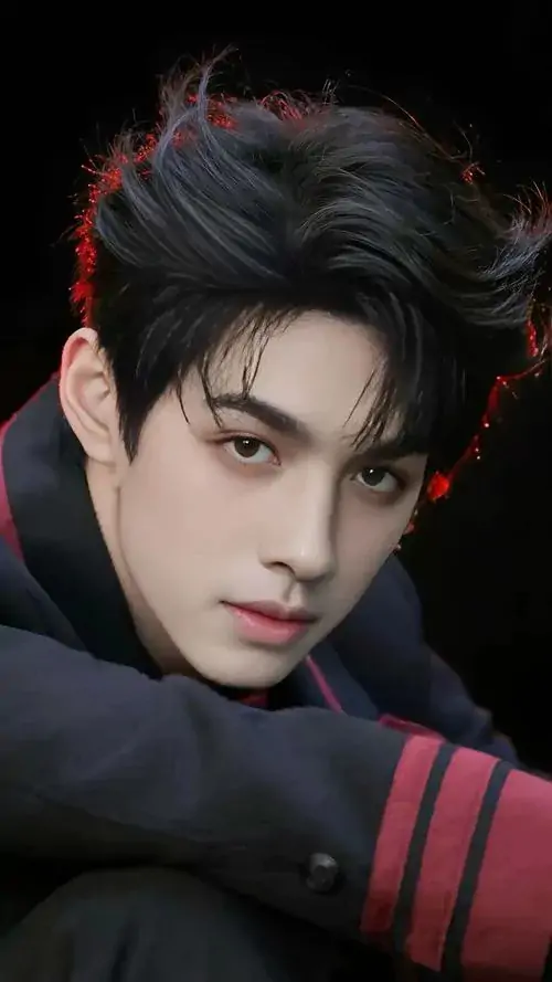 37 Góc ảnh thiếu gia dồn vào khuôn mặt sắc và ánh mắt tập trung của chàng trai dưới nền đen đỏ, tóc chải cao và vai áo tối làm tổng thể thêm gắt, đây là kiểu khung hình mạnh, lạnh và rất có uy lực