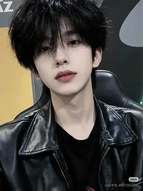 38 Anh chàng tóc đen ngồi trên ghế bọc da, khoác áo da tối và nhìn chéo khỏi máy với dáng thả lỏng, bức hình đem lại cảm giác từng trải, hợp chất chàng trai phong trần thích sự gọn gàng mà vẫn cuốn hút