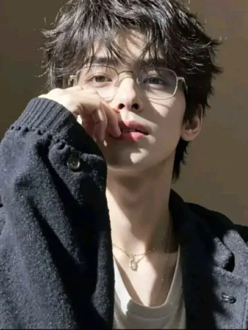 39 Khung hình hot boy chụp cận gương mặt tóc rối ướt nhẹ, tay áo len che một phần môi và mắt nhìn thẳng đầy lôi cuốn, bố cục sát giúp cảm xúc bật lên rõ, vừa cá tính vừa có nét hấp dẫn rất riêng