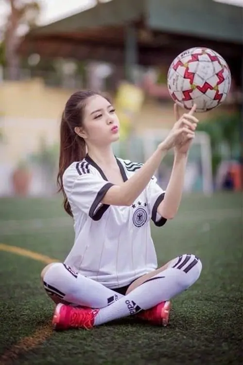 90+ Hình Ảnh Con Gái Mặc Áo Bóng Đá và Đồ Thể Thao đẹp năng động đầy năng lượng