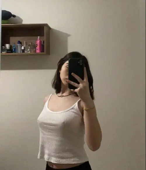 1 Sự tự tin của ảnh gái xinh tỏa ra từ vóc dáng vạn người mê với vòng một căng tràn và eo nhỏ.