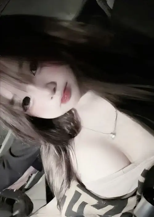 22 Thiếu nữ dễ thương bên gương lớn phô diễn thân hình đồng hồ cát ngực khủng và eo nhỏ hút hồn