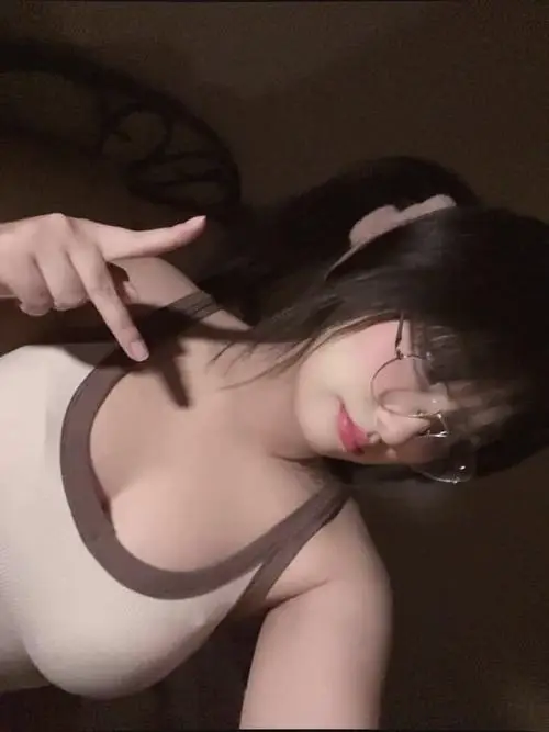 4 Dáng vẻ thiếu nữ dễ thương trong tà áo dài trắng làm tôn lên vòng một to tròn đầy nét thẩm mỹ tự nhiên.