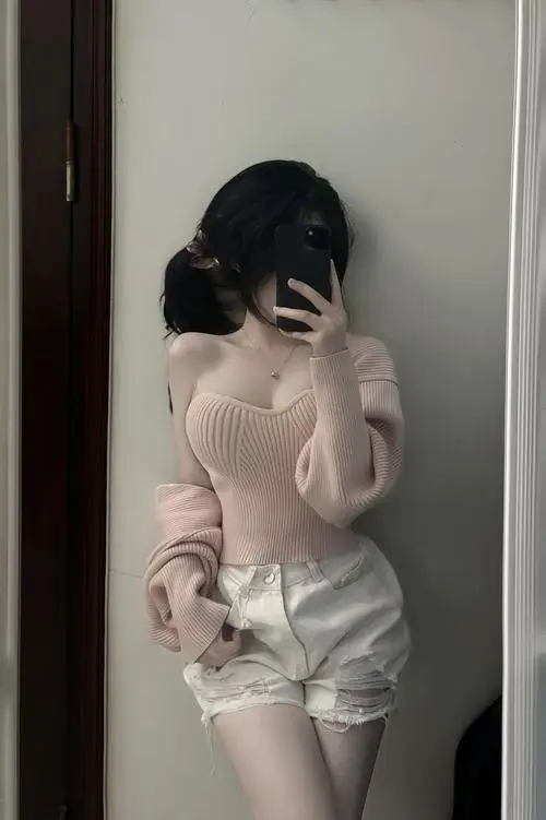 28 Nàng thơ cute mỉm cười nhẹ nhàng croptop ôm sát tôn ngực bổ mắt và làn da sáng mịn màng