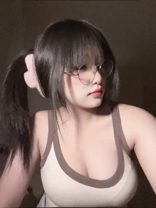 23 Quyến rũ kiều nữ nằm sấp giường khoe lưng trần và ngực nảy nở căng đầy dưới ánh đèn ấm áp