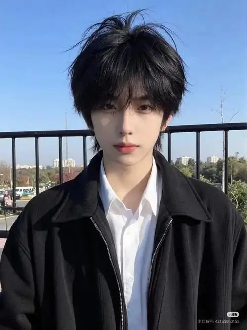 49 Ảnh soái ca đứng trước nền trời xanh với áo sơ mi trắng cùng áo khoác đen mở tà đem lại cảm giác phóng khoáng và chắc chắn tổng thể gọn sáng rất hợp tinh thần ảnh thời trang nam thiên về vẻ trưởng thành