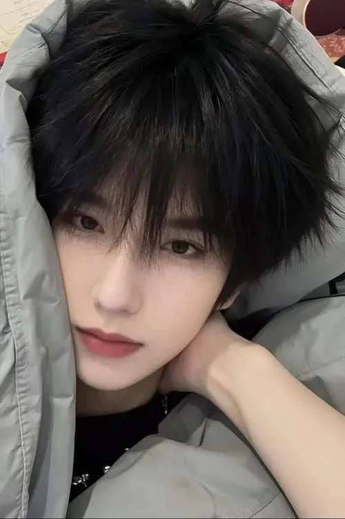 50 Gương mặt cậu trai nằm nghiêng sát khung hình với tóc đen rủ xuống và ánh mắt nhìn thẳng tạo lực hút rất mạnh bức ảnh kết bằng cảm giác gần gũi nhưng không hề mềm nhờ nét mặt lạnh và xương mặt rõ