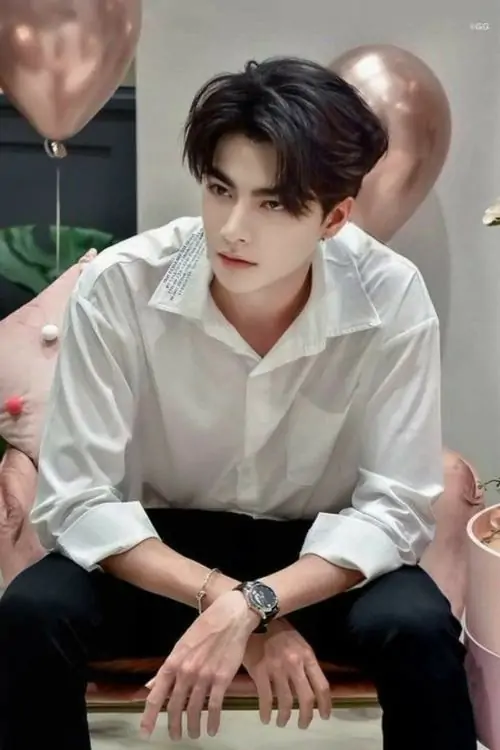 51 Ảnh trai cuốn hút trong bộ vest tối màu đứng tựa lan can giữa hành lang kính sáng làm toàn khung hình toát ra vẻ trưởng thành bước đi chậm và chắc giúp bức ảnh đúng chất trai đẹp mặc vest rất hợp gu người thích vẻ nam tính rõ