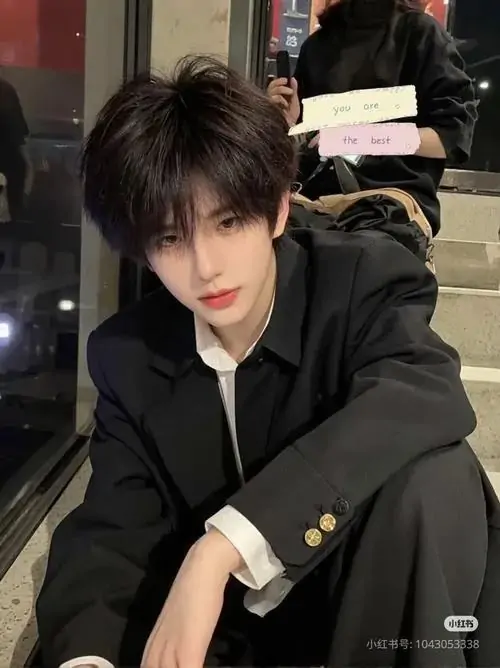 53 Chàng trai mặc áo denim sẫm đứng dưới mái hiên sau cơn mưa tóc rủ gọn và mắt nhìn ngang tạo cảm giác lì và vững màu ảnh đồng nhất theo tông lạnh khiến tổng thể lên hình gọn sắc và nhìn là nhớ ngay