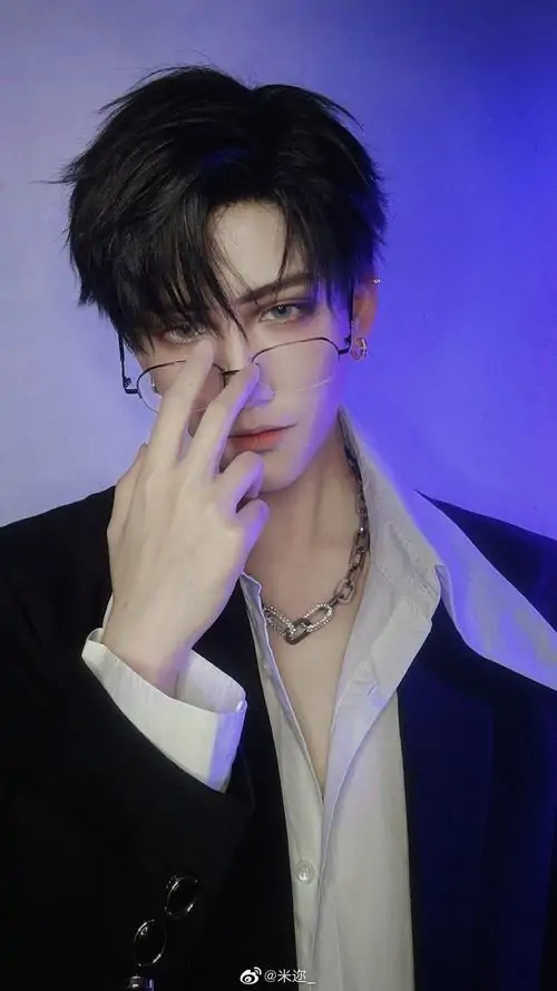 55 Ảnh mỹ nam chụp ở bến tàu lúc trời nổi gió với áo khoác dài và đôi boots tối làm thân hình cao hơn rõ rệt cách quay đầu sang ngang khiến tổng thể mang đúng cảm giác trai đẹp góc nghiêng vừa lạnh vừa chắc