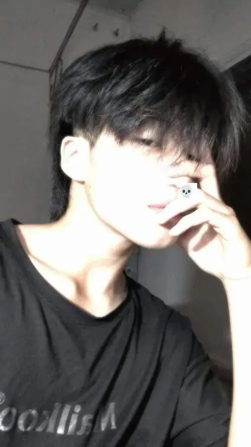 56 Giữa phòng tập phủ ánh đèn vàng nhạt chàng trai mặc áo đen ôm người đứng trước gương lớn biểu cảm kiệm lời và ánh mắt dứt khoát làm bức ảnh toát ra sự tự tin và điềm tĩnh theo kiểu ảnh nam cuốn hút