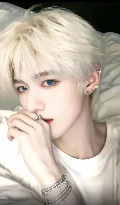 57 Khoảnh khắc trai đẹp ngồi trên ghế da giữa phòng tối với một nguồn sáng xiên chiếu qua vai làm làn da căng khỏe nổi bật vẻ im lặng trong mắt giúp ảnh chàng trai điển trai này mang chất điện ảnh rất rõ