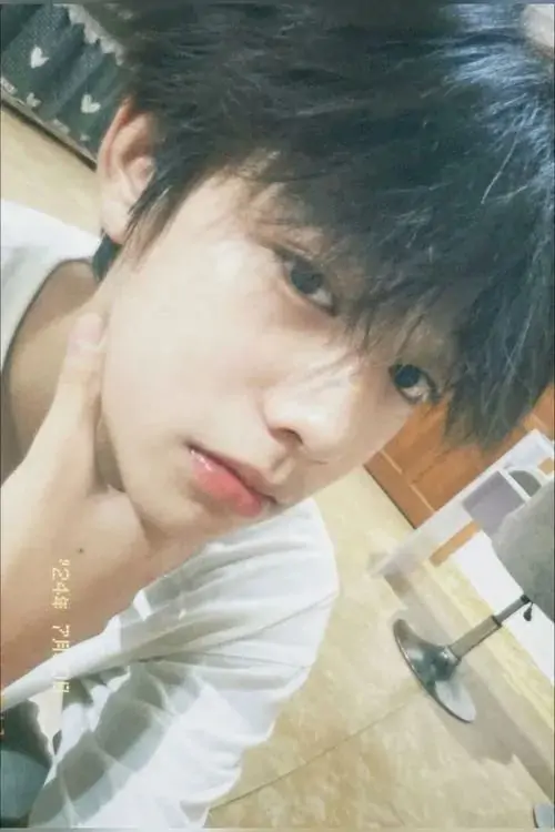 58 Cậu trai mặc áo ba lỗ trắng đứng cạnh tường xi măng thô vào cuối chiều cơ tay hiện lên vừa đủ mà không phô ăn mặc hợp xu hướng cùng dáng giữ vai thẳng khiến khung hình đậm chất ảnh thời trang nam