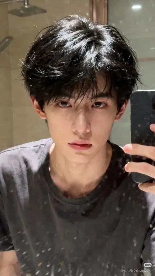 41 Khoảnh khắc anh chàng tự chụp qua gương với mái tóc đen dày và ánh nhìn thẳng đem lại cảm giác mạnh ngay từ cái nhìn đầu bức hình gọn sạch và sáng mặt đúng tinh thần ảnh chân dung nam hiện đại