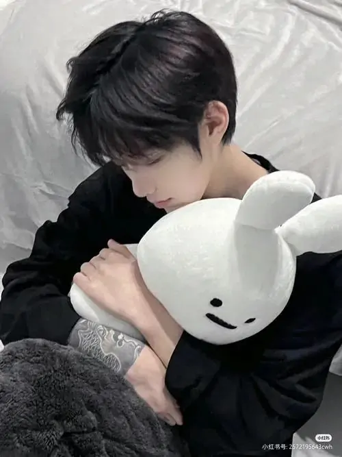 59 Hình soái ca với mái tóc layer ôm trán ngồi trên bậc thềm bê tông lúc sáng sớm ánh sáng sạch và trong làm gương mặt nổi khối rất rõ bức ảnh giữ được vẻ trẻ nhưng không hề non đúng tinh thần ảnh nam thần hiện đại