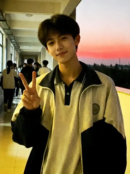 43 Ảnh nam cuốn hút trong áo khoác vàng đen giơ dấu tay giữa nền trời hoàng hôn đem lại năng lượng trẻ và dứt khoát nụ cười thoáng cùng mái tóc gọn giúp bức hình sáng bừng mà vẫn giữ vẻ nam tính