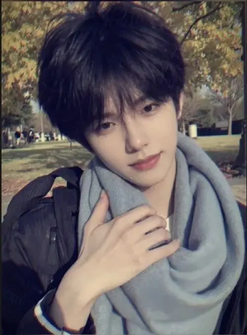 44 Chàng trai quấn khăn xám quanh cổ trong áo xanh đậm tựa nhẹ vào nền cây tối tạo cảm giác lạnh và sâu khung mặt sáng cùng mắt nhìn mềm khiến bức hình có chất Cha Eun Woo rất rõ ở vẻ sạch và hiền