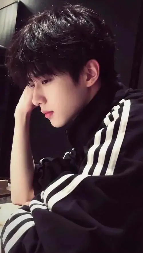 45 Hình trai điển trai chụp nghiêng khi cậu ngồi tựa tay trong bộ đồ tối có sọc sáng làm nổi bật phần mũi cằm và cổ bức ảnh thiên về khí chất hơn ngoại hình phô bày nên xem rất cuốn