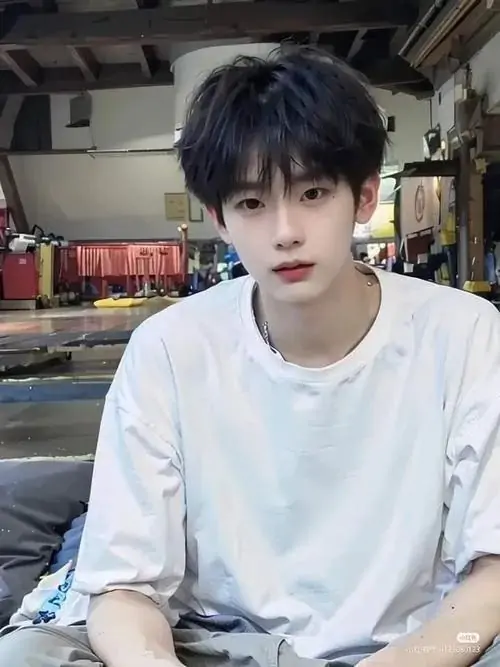 46 Cậu trai áo trắng ngồi trước nền quán xá buổi tối với tư thế thả lỏng và mắt nhìn thẳng tạo cảm giác đời thường dễ gần nhưng bố cục chủ thể nổi tâm ảnh giúp bức hình vẫn giữ độ hút rất tốt