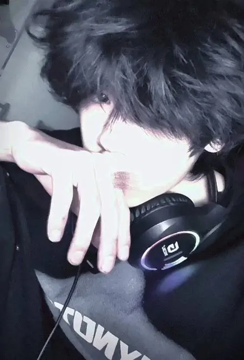 47 Khung hình mỹ nam chụp cận trong ánh sáng gắt khi bàn tay che nửa mặt và tai nghe nằm dưới cổ tạo hiệu ứng mạnh về hình khối vẻ lạnh và phần tóc phủ trán làm ảnh rất hợp gu người thích trai đẹp lạnh lùng