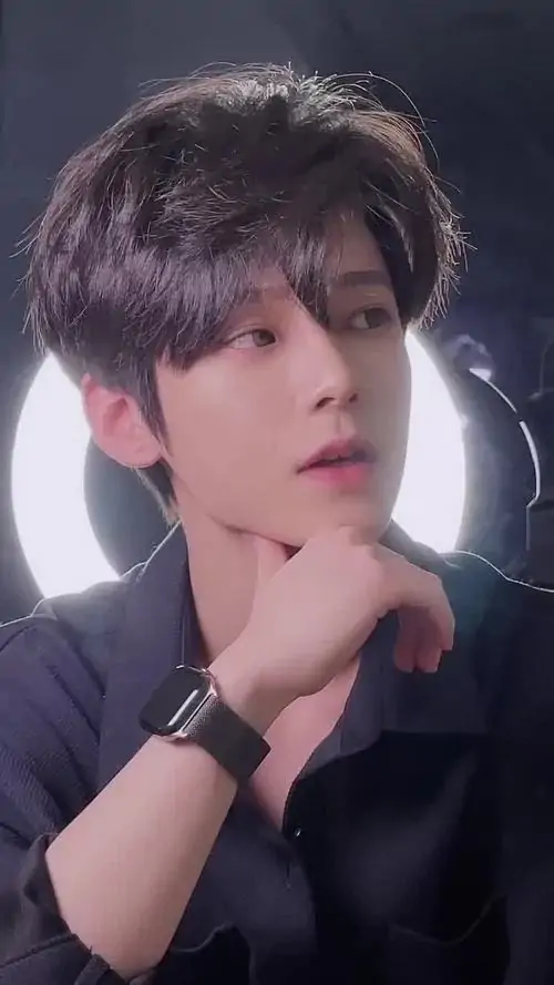 48 Chàng trai đặt tay lên cằm dưới ánh sáng mờ tím với mái tóc nâu mềm và gương mặt nghiêng nhẹ khiến bức hình trầm mà vẫn sáng đây là kiểu ảnh soái ca có chiều sâu cảm xúc chứ không chỉ đẹp bề ngoài