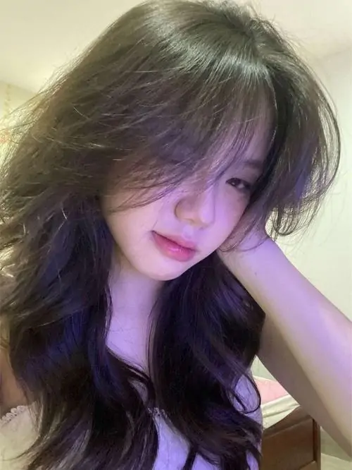 40 Gương mặt cô gái dưới ánh tím hồng với mái tóc dài hơi rối và tay áp lên đầu, ảnh gái đẹp có chất mơ hồ hấp dẫn nhờ cảm giác mộng mơ bao quanh cùng biểu cảm mềm khiến nét nữ tính thêm cuốn