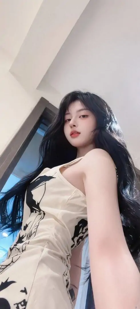 32 Cô gái chụp toàn thân trên cầu thang với váy be trễ vai và tóc xoăn dài, ảnh gái đẹp tạo cảm giác kiêu sa nhẹ nhờ bố cục khung hình cao cùng khí chất thanh lịch hiện rõ qua từng đường đứng dáng