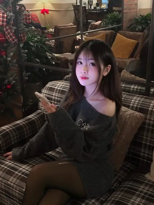 33 Ngồi trong quán tối với đồ đen ôm người, cô gái ngoảnh mặt sang bên dưới ánh đèn vàng nhẹ, ảnh thiếu nữ xinh đẹp có sức hút riêng vì thần thái trầm và sắc màu bức ảnh làm vẻ nữ tính thêm sâu