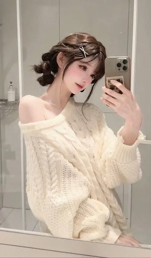 34 Chụp gương trong phòng tắm với cô gái búi tóc và mặc áo len kem rộng, ảnh mỹ nhân dịu dàng gợi cảm giác sạch và êm khi màu sáng phủ đều lên gương mặt còn nụ cười rất nhỏ giữ lại nét dễ thương