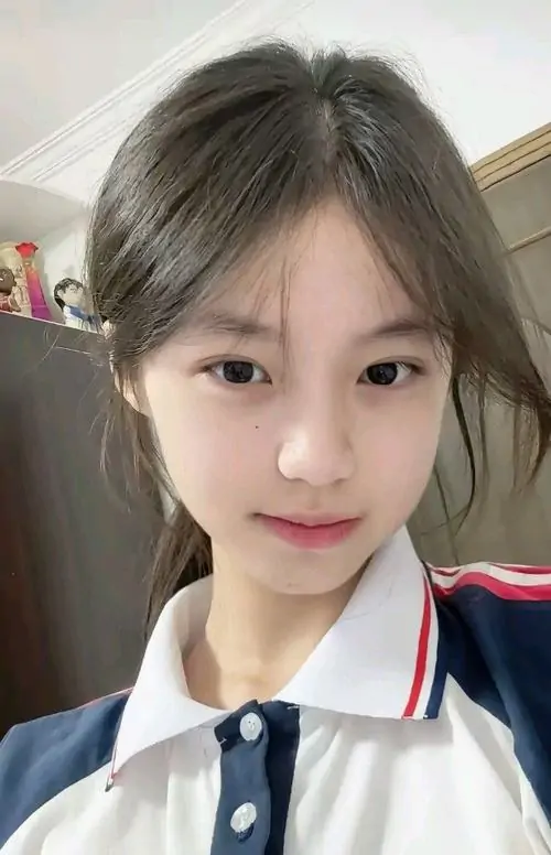 37 Cận mặt cô gái trẻ trong áo thể thao xanh đỏ với tóc buộc gọn và nền trong xe hoặc phòng sáng, ảnh thiếu nữ xinh đẹp nổi lên từ vẻ đẹp tự nhiên cùng ánh nhìn ngoan hiền rất dễ tạo thiện cảm