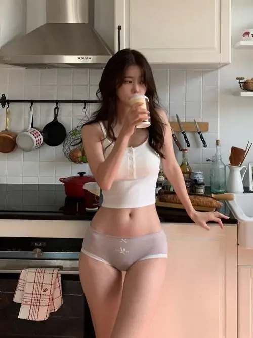 45 Khung ảnh quyến rũ ghi lại cô nàng trong áo thun ôm màu ghi, bờ vai mảnh giúp vẻ ngoài thêm mềm và hiện đại