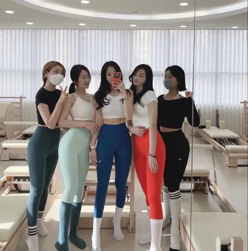 47 Gái đẹp diện áo croptop ôm bên hiên nhà, làn da sáng và khí chất sang chảnh làm khung hình trông rất hút