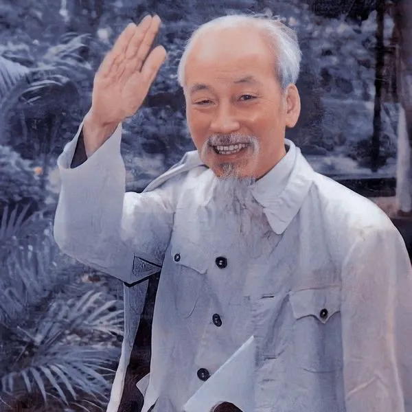 18 Ảnh Bác Hồ vẫy tay ngoài trời gợi cảm giác gần gũi thân thương đồng thời giữ được vẻ uy nghiêm của một vị lãnh tụ