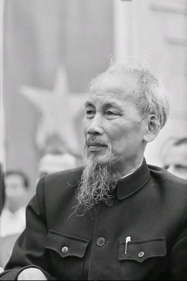 21 Ảnh Bác Hồ trong bộ áo sẫm đứng trước nền sáng gợi không khí trang trọng gần với hình ảnh tại Quảng trường Ba Đình