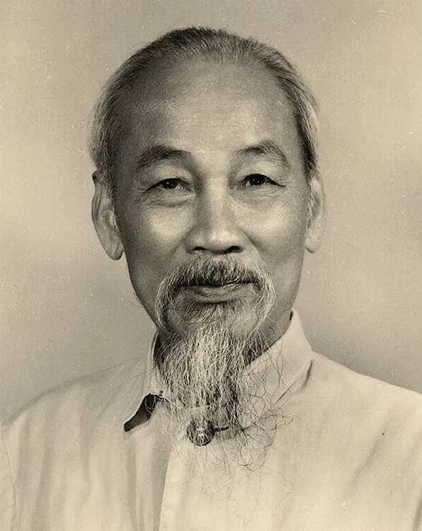 7 Ảnh chân dung Bác Hồ màu nâu nhạt theo phong cách ảnh cũ làm nổi bật khuôn mặt gồm đôi mắt sáng và nụ cười hiền