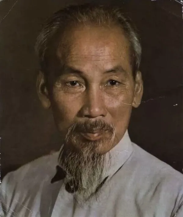 24 Ảnh nghệ thuật về Bác Hồ gam nâu trầm khắc họa khuôn mặt sâu nếp gợi cảm giác nhân hậu và ký ức lịch sử lặng lẽ