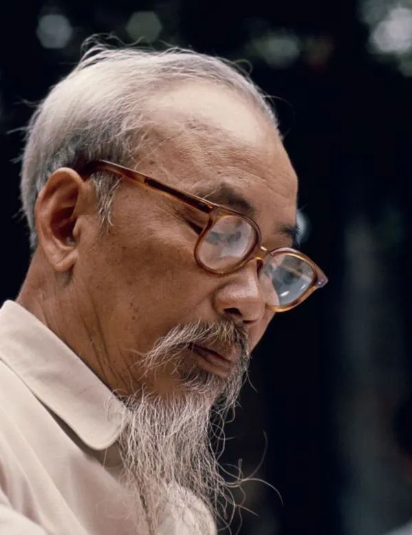 20 Chân dung lãnh tụ Hồ Chí Minh góc nghiêng đeo kính nổi bật gò má cao và chiều sâu trầm tĩnh của một ảnh tư liệu