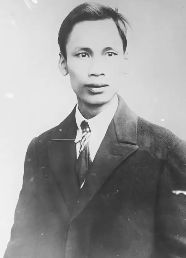 27 Ảnh Bác Hồ thời trẻ đen trắng với áo vest giản dị cho thấy gương mặt thanh mảnh và dấu ấn một hành trình lịch sử