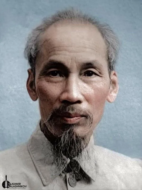 17 Hình chân dung Bác Hồ nền lam xám mang chất hội họa nhẹ nhấn vào sống mũi gầy và nụ cười rất đỗi hiền hòa