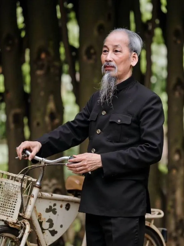 19 Ảnh nghệ thuật về Bác Hồ bên xe đạp giữa rừng cây làm bật phong thái giản dị và sự mộc mạc rất đời thường
