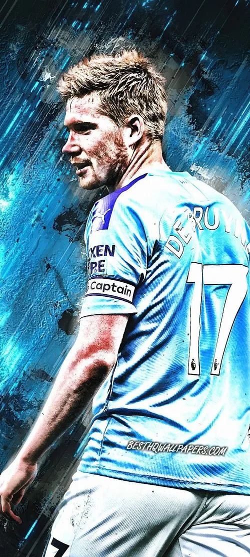 1 Hình Kevin De Bruyne trong màu áo Napoli hiện lên điềm tĩnh giữa sân với mái tóc vàng và ánh nhìn rất cuốn