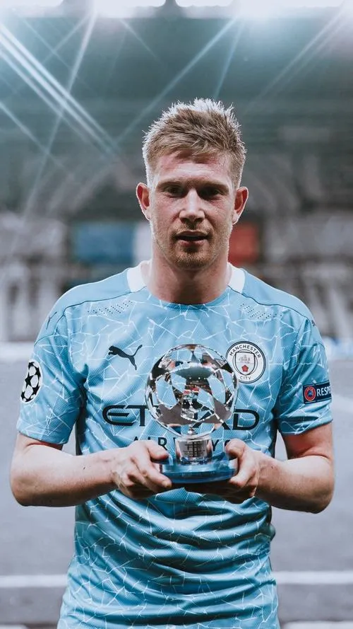 27 Tải ảnh KDB khi xoay người chuyền bóng cho thấy nhãn quan sắc bén và chất thủ lĩnh đặc trưng của tiền vệ Bỉ