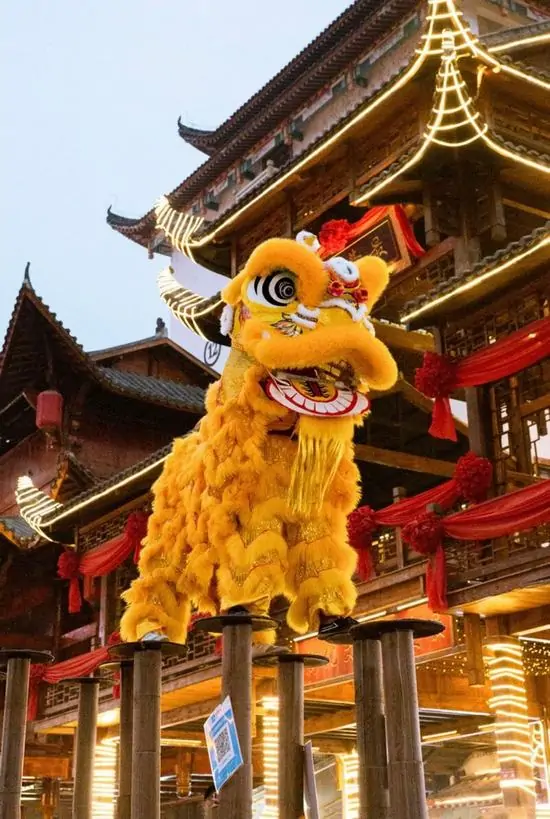 27 Ảnh múa lân đẹp giữa phố cổ với trống đỏ đặt trước mặt làm bức hình vừa vui nhộn vừa đậm hơi thở ngày hội