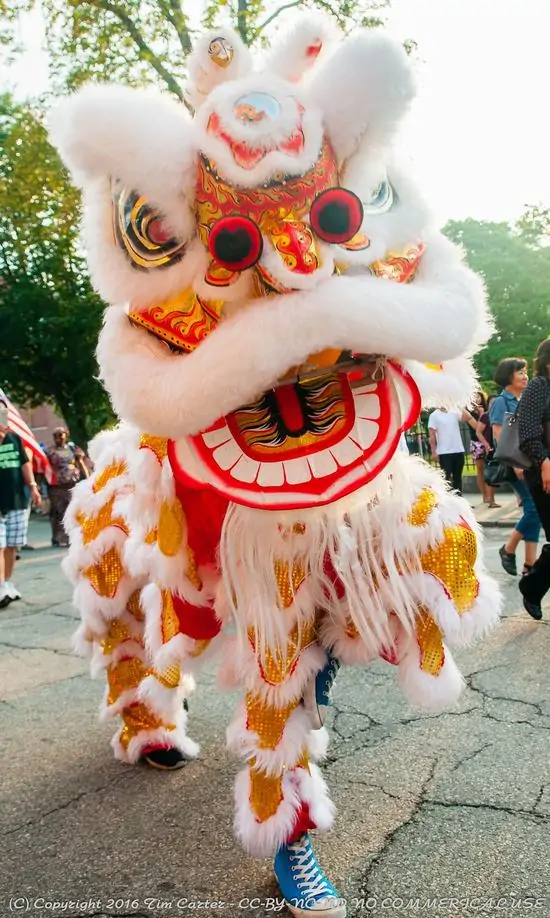 17 Ảnh bìa dọc lân sư rồng nhiều sắc lao qua mái ngói cổ tạo khung hình đầy chuyển động mạnh mà vẫn uyển chuyển