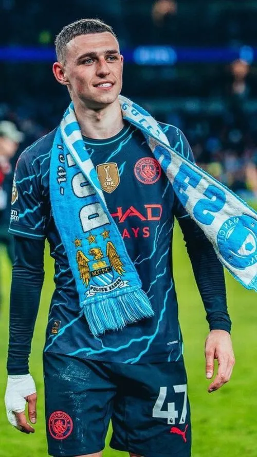 28 Hình Phil Foden trong khoảnh khắc ăn mừng, thần thái sắc bén hòa cùng cảm giác bùng nổ tạo nên ảnh cực hút