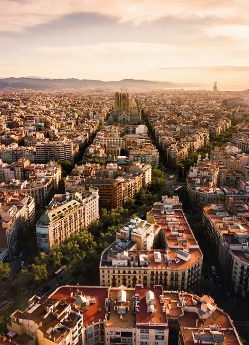 40 Toàn cảnh thành phố kéo dài đến chân núi cho thấy Barcelona rộng lớn với không gian rộng và chiều sâu khung hình rõ nét