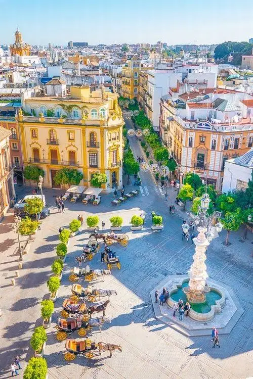 11 Quảng trường lớn nhìn từ trên cao mở ra không gian rộng đặc trưng của Madrid với nhịp phố xá sôi động