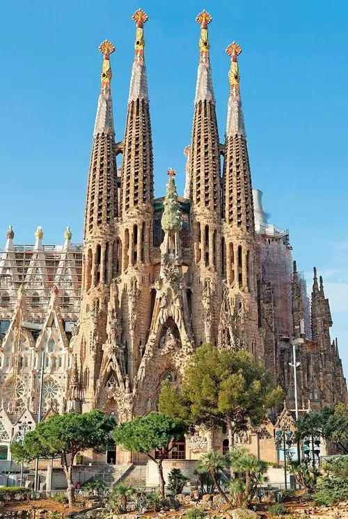 14 Sagrada Familia dưới trời xanh trong làm bật lên kiến trúc Gaudi với đường nét nghệ thuật và sức hút nổi bật