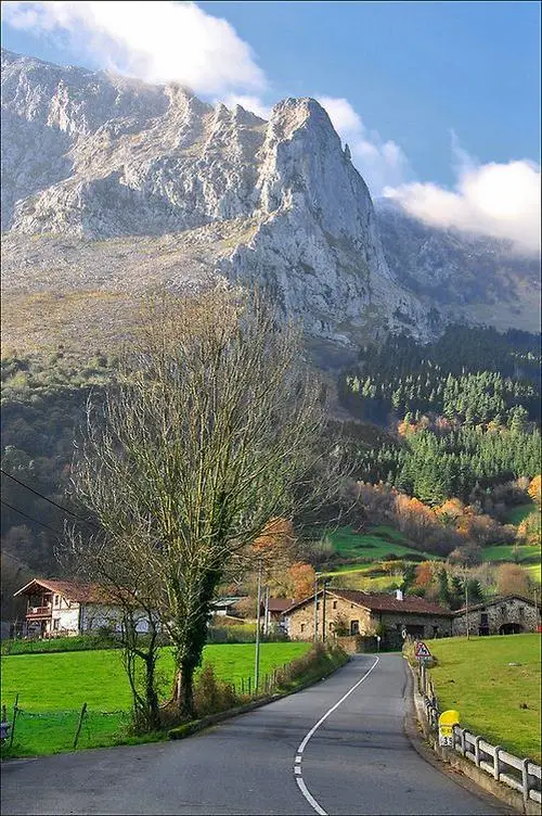 15 Con đường uốn về phía núi đá tạo ảnh phong cảnh Tây Ban Nha phóng khoáng với ánh sáng tự nhiên dịu mát