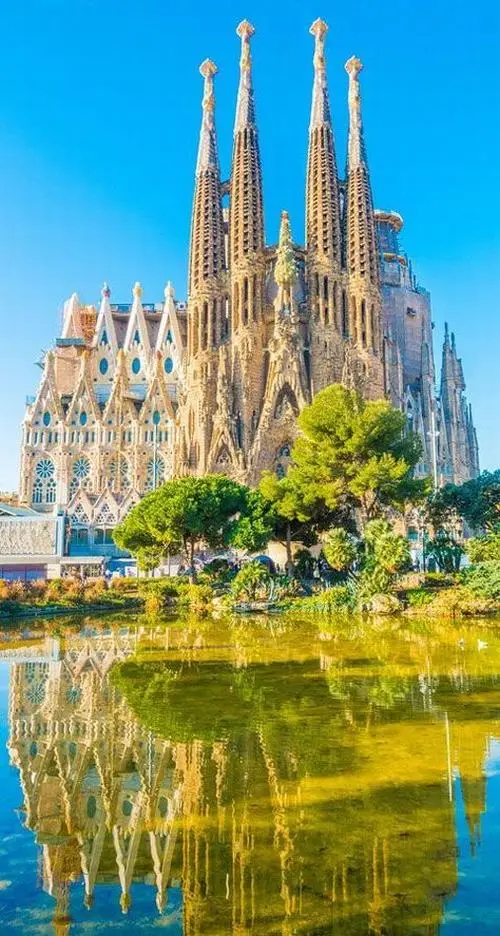 20 Sagrada Familia phản chiếu mặt hồ mang vẻ đẹp Tây Ban Nha rực lửa trong ánh sáng tự nhiên đầy trong trẻo